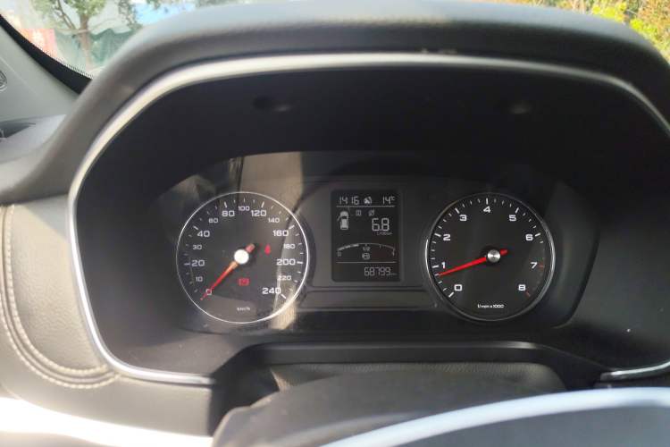 Used Roewe RX5 2016 20T Two-Wheel Drive Manual Transmission Internet Smart Edition
