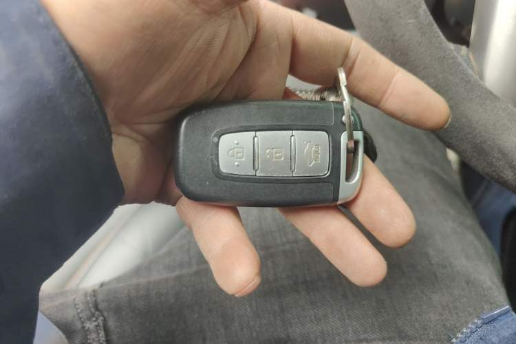 Used Kia K2 2012 Sedan 1.6L Automatic Transmission Premium Commemorative Edition Vehicle Key