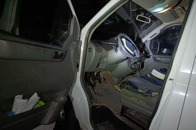 Used SAIC MAXUS Xintu V80 2017 2.5T 5-Speed Manual Aoyuntong National V Standard Long Wheelbase High-Roof 6-10 Seater Driver Seat