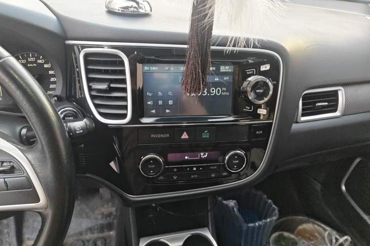 Used Mitsubishi Outlander 2013 2.4L 4x4 Luxury Navigation Edition 5 Seats Audio And AC Panel