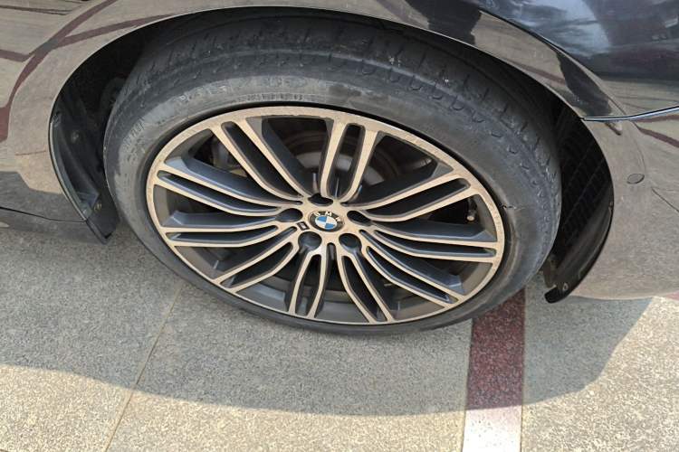 Used BMW 5 Series 2018 Restyled 530Li Leading Edition M Sport Package Right Front Wheel Hub