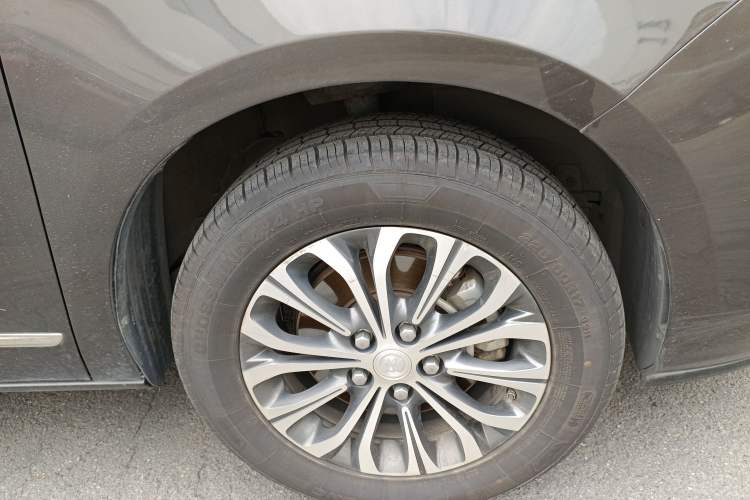 Used Buick GL8 2022 Land Cruiser Executive Class 652T Comfort Model Right Front Wheel Hub