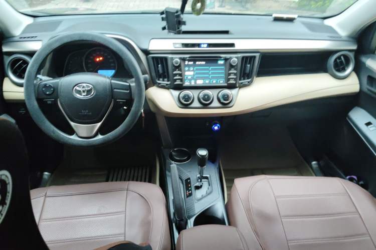 Used Toyota RAV4 2013 2.0L CVT Two-Wheel Drive Urban Edition Interior 2