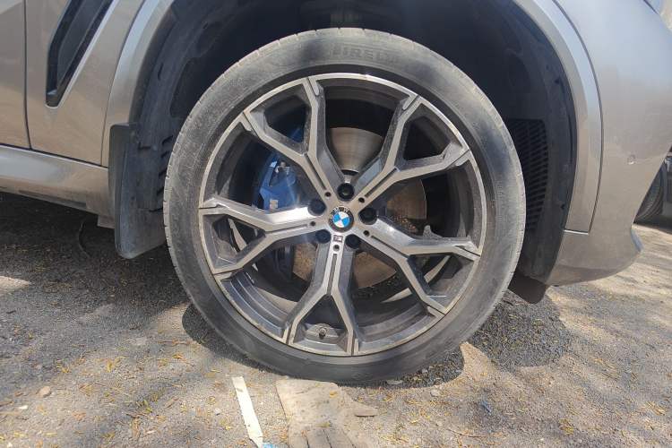 Used BMW X5 2021 xDrive40i Luxury Model with M Sport Package Right Front Wheel Hub