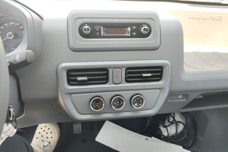 Used Wuling Yangguang 2024 300KM Comfort Version Passenger Van 75kW