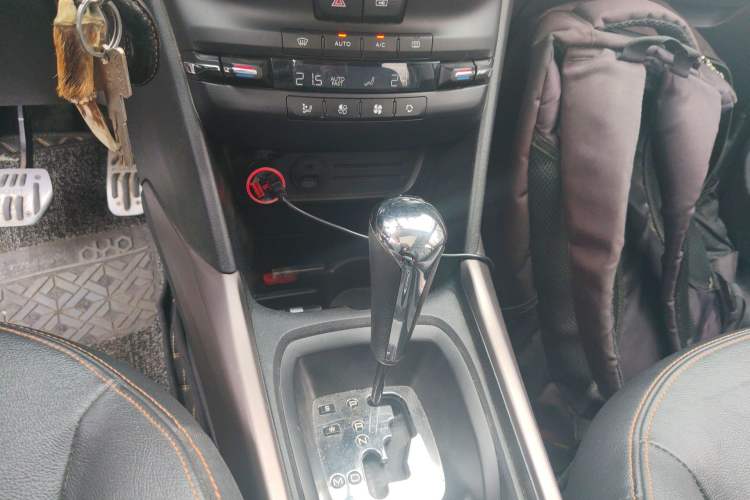 Used Peugeot 2008 2015 1.6THP Automatic Fashion Edition Gear Lever