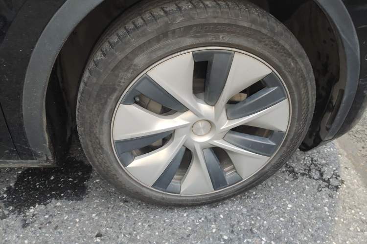 Used Tesla Model Y 2023 Long-Range All-Wheel-Drive Version