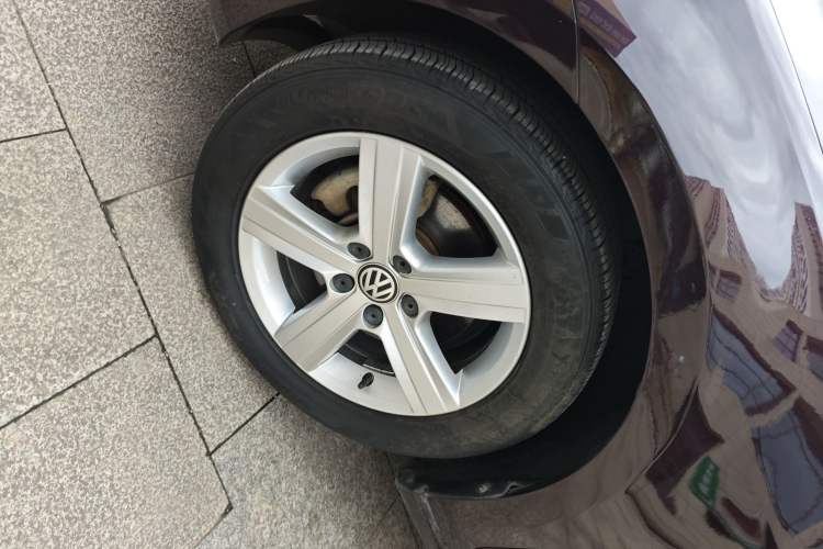 Used Volkswagen Golf 2015 1.4TSI Automatic Comfort Model Left Front Wheel Hub