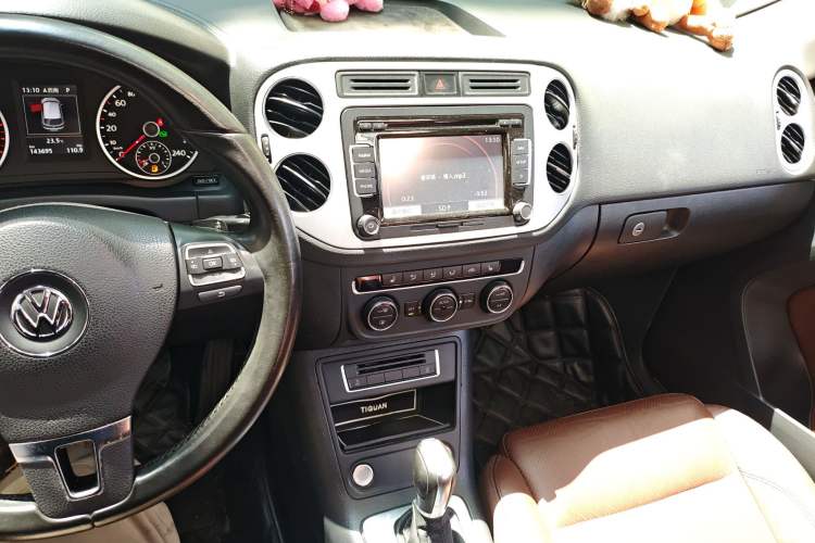 Used Volkswagen Tiguan 2015 1.8TSI Automatic Two-Wheel Drive Luxury Model Audio And AC Panel