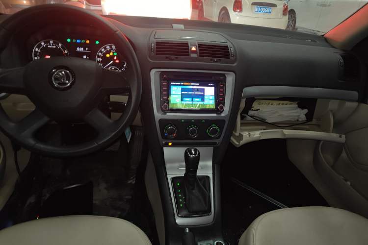 Used Skoda Octavia 2015 Classic Model 1.6L Automatic Yijie Version
