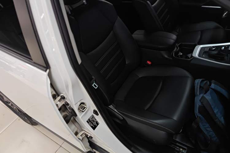 Used Toyota RAV4 2020 Dual-Engine 2.5L E-CVT 4x4 Elite PLUS Edition Right Front Seat