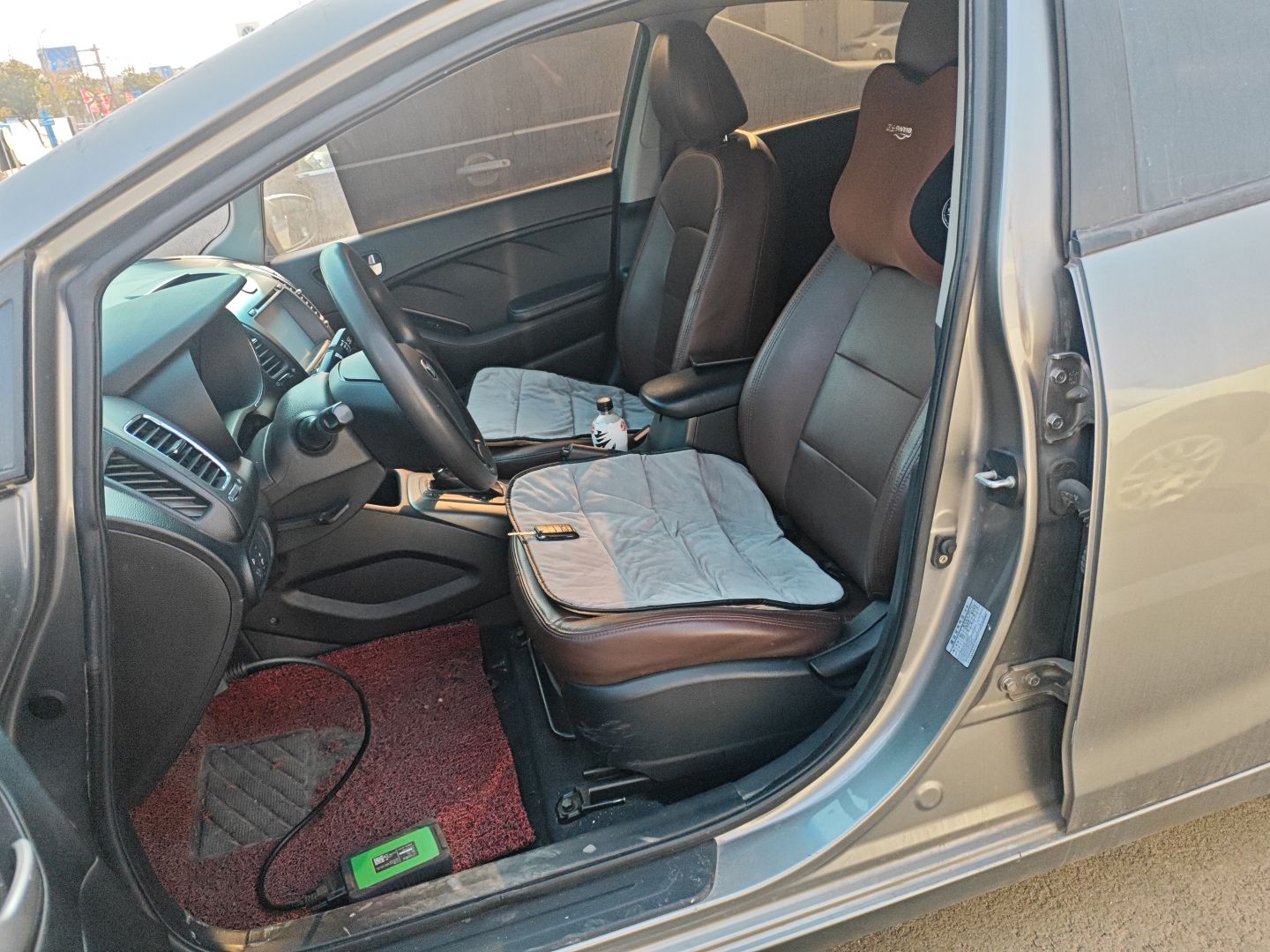 Переднее сиденье в автомобиле