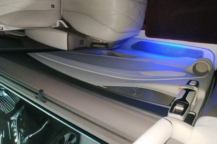 Used Denza D9 2022 EV 600 Four-Wheel Drive Prestige Model Interior 6