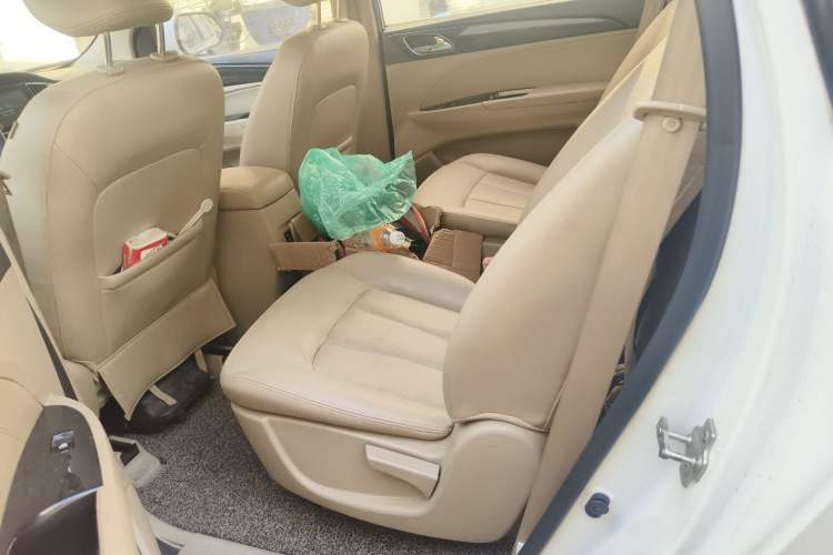 Used Baojun 730 2016 1.5T Manual Comfort Version 7 Seats Left Rear Seat