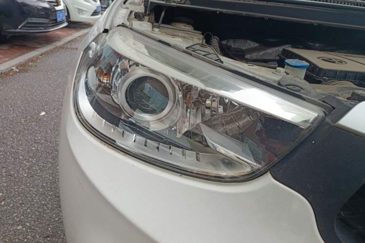 Used Brilliance V3 2016 1.5L Manual Elite Version Right Front Headlight