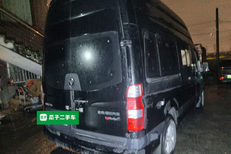 Used Foton Toano 2023 Joy Elephant Multi-Function Model Cummins 2.8T Automatic Long Wheelbase Mid-Roof Design Rear Single Tire Available in 5/6/7/9-Seater Configurations Rear Right 45 Deg