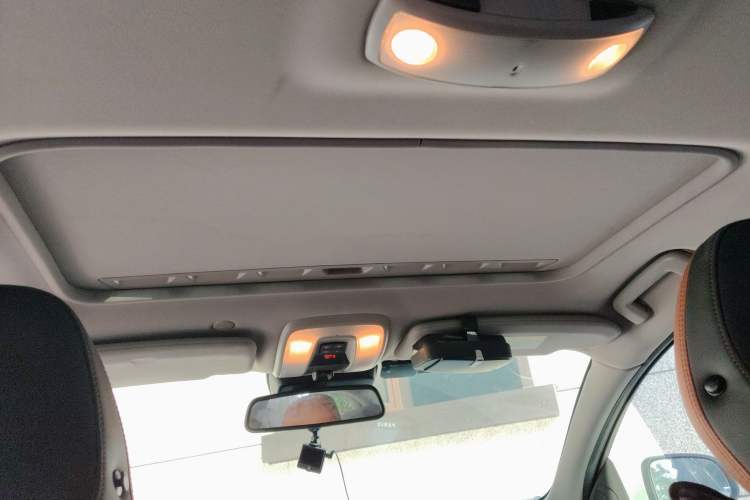 Used Volvo S60 2015 S60L 2.0T Zhiyuan Edition
