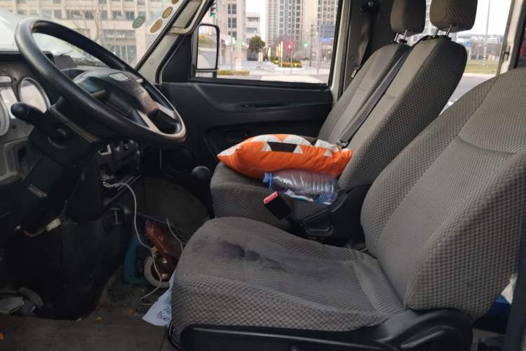 Used Iveco Daily 2020 2.5T A35 Passenger Van Single-Tire Mid-Roof Design 5-9 Seats China VI Emission Standard
