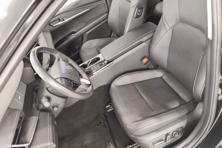 Used Toyota Camry 2024 Dual-Engine 2.5HG Prestige Edition
