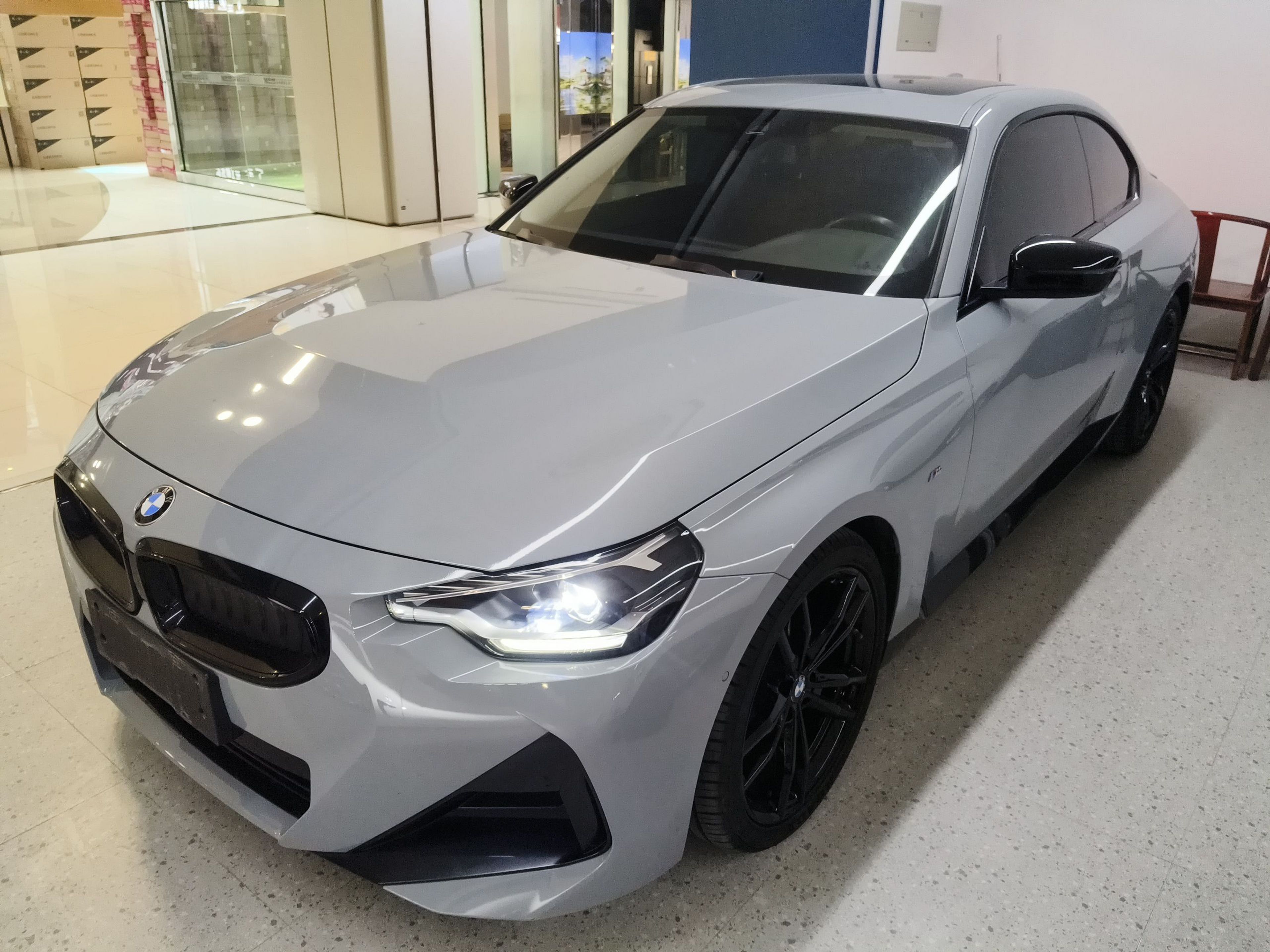 Под передней частью автомобиля