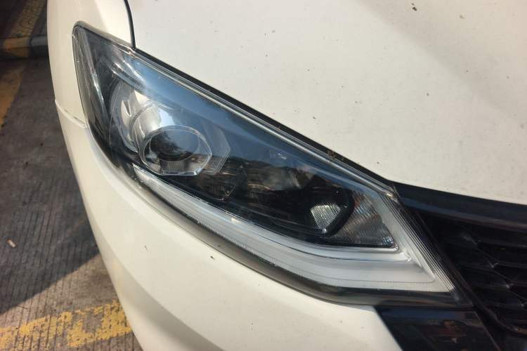 Used Nissan Tiida 2016 1.6L CVT ZhiZun Edition Right Front Headlight