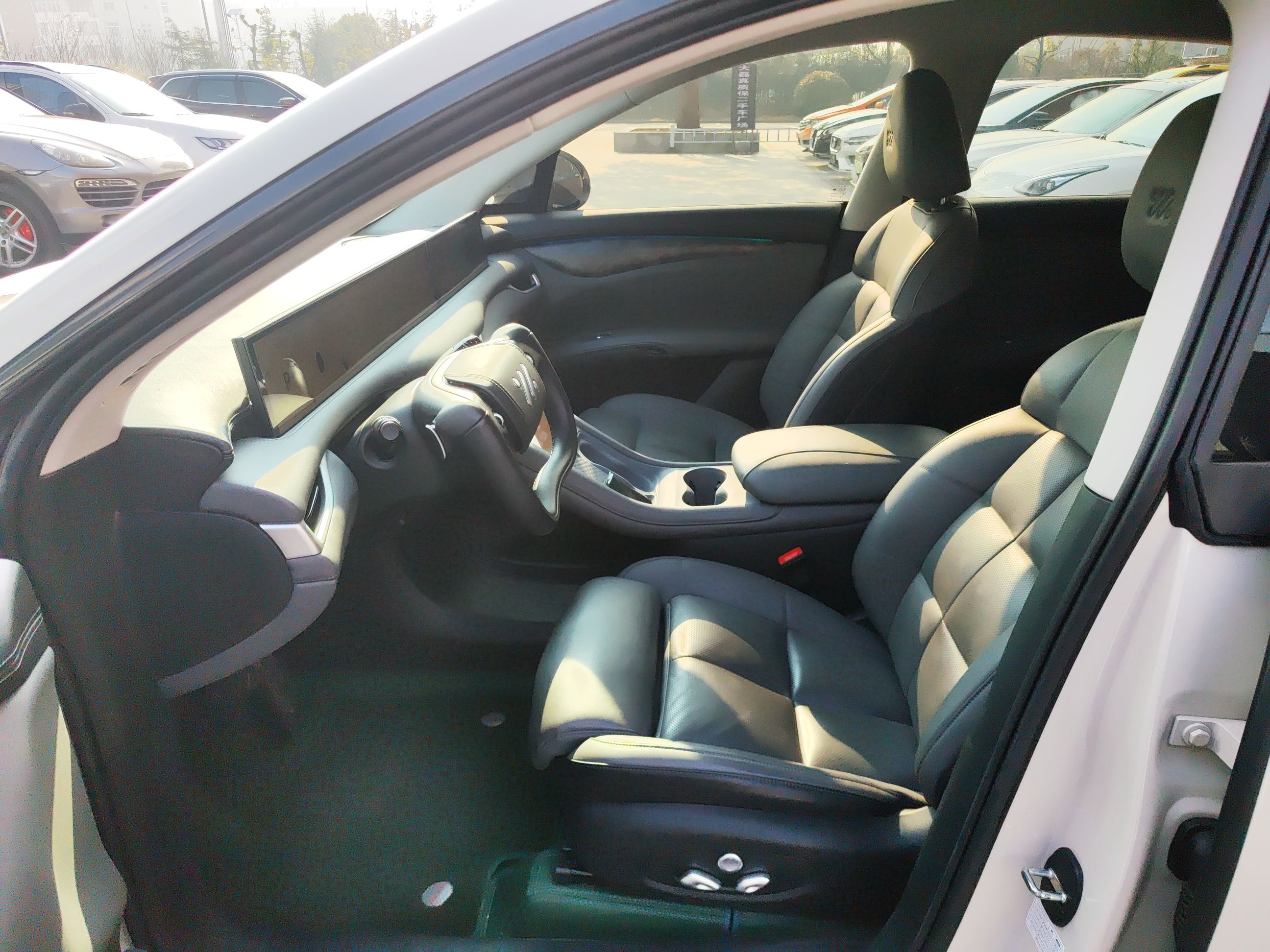 المقاعد الأمامية داخل السيارة