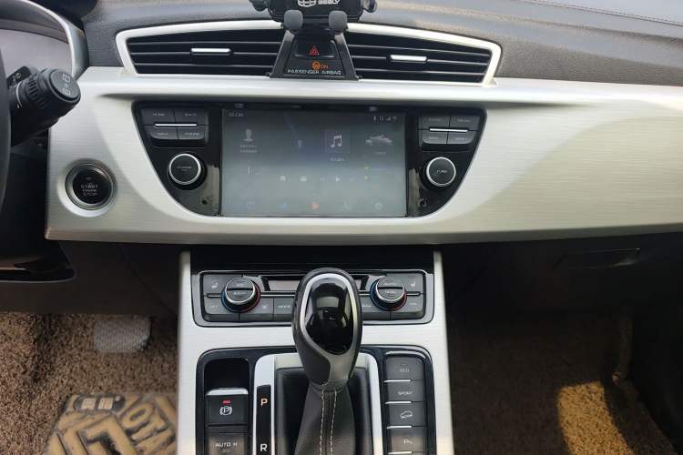 Used Geely Auto Emgrand X7 Sport 2018 1.8TD Automatic Two-Wheel Drive Smart Connect 4G Internet Edition Audio And AC Panel