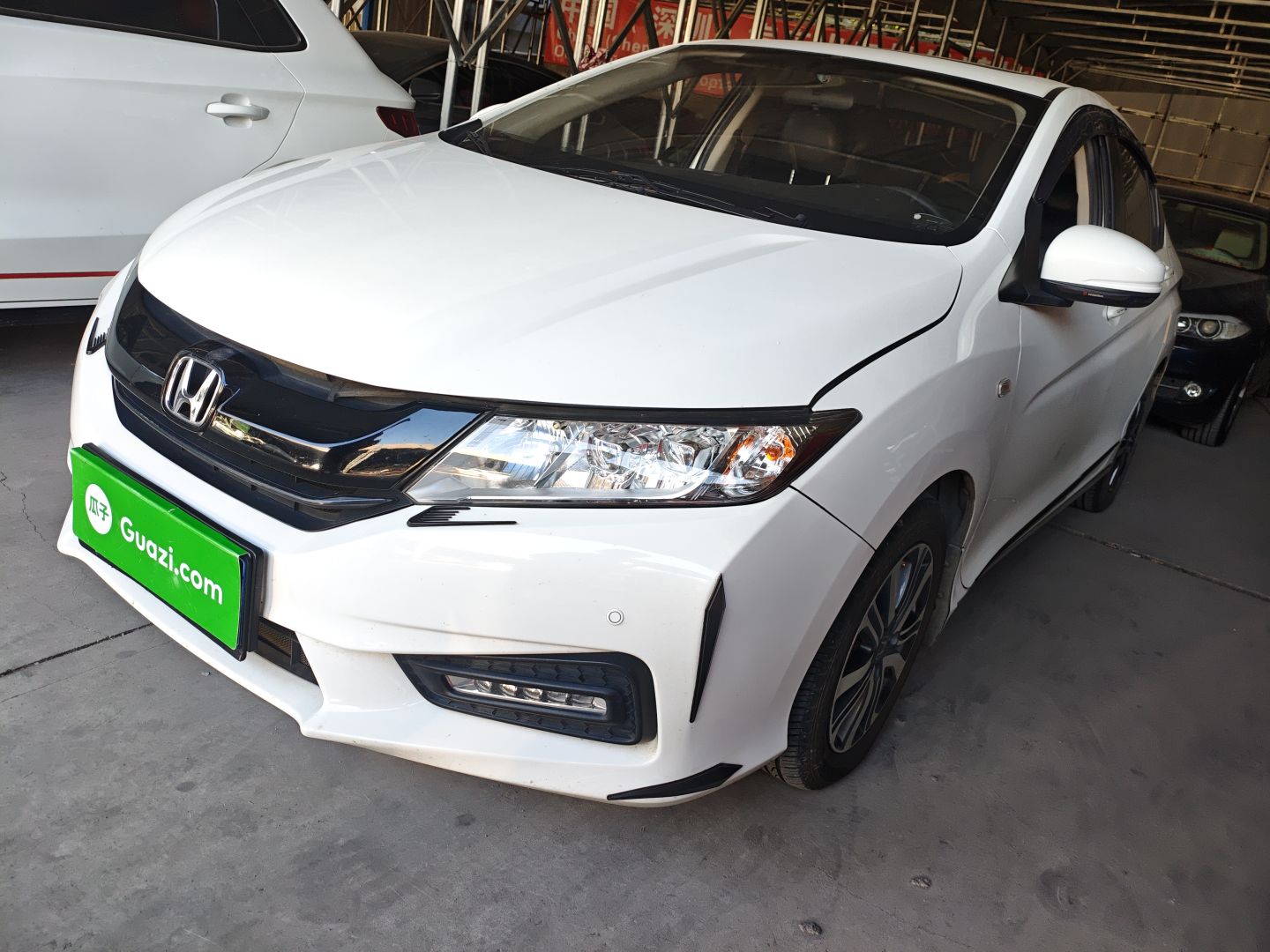 تحت مقدمة السيارة