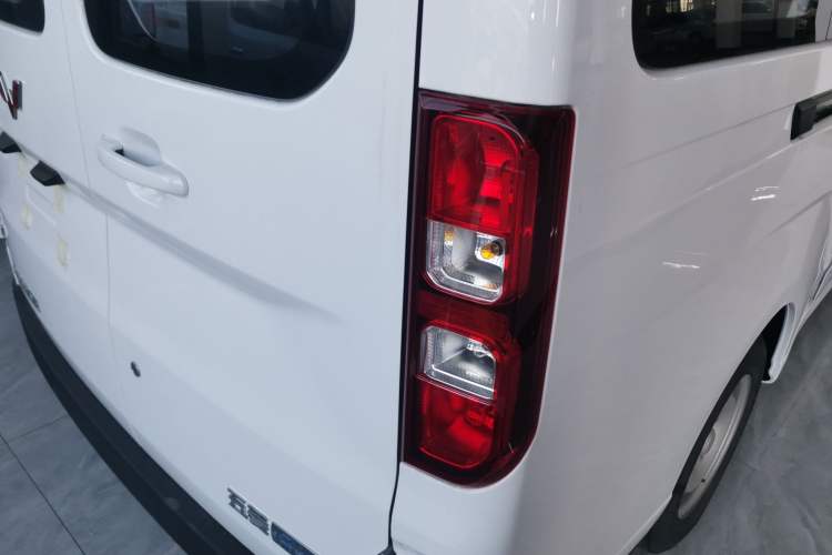 Used Wuling Yangguang 2025 Model 310KM Bus Edition—Customized by CATL