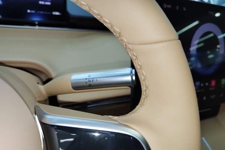 Used Hima Luxeed R7 2024 All-Electric 802 km Max Gear Lever