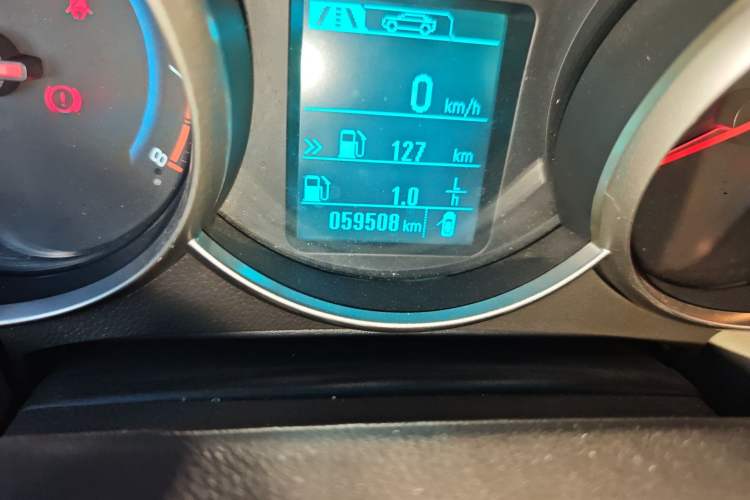 Used Chevrolet Cruze 2015 1.5L Classic SL MT Odometer Close Up