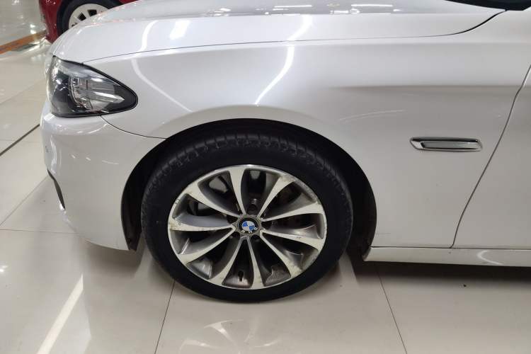 Used BMW 5 Series 2014 528Li Leading Model
