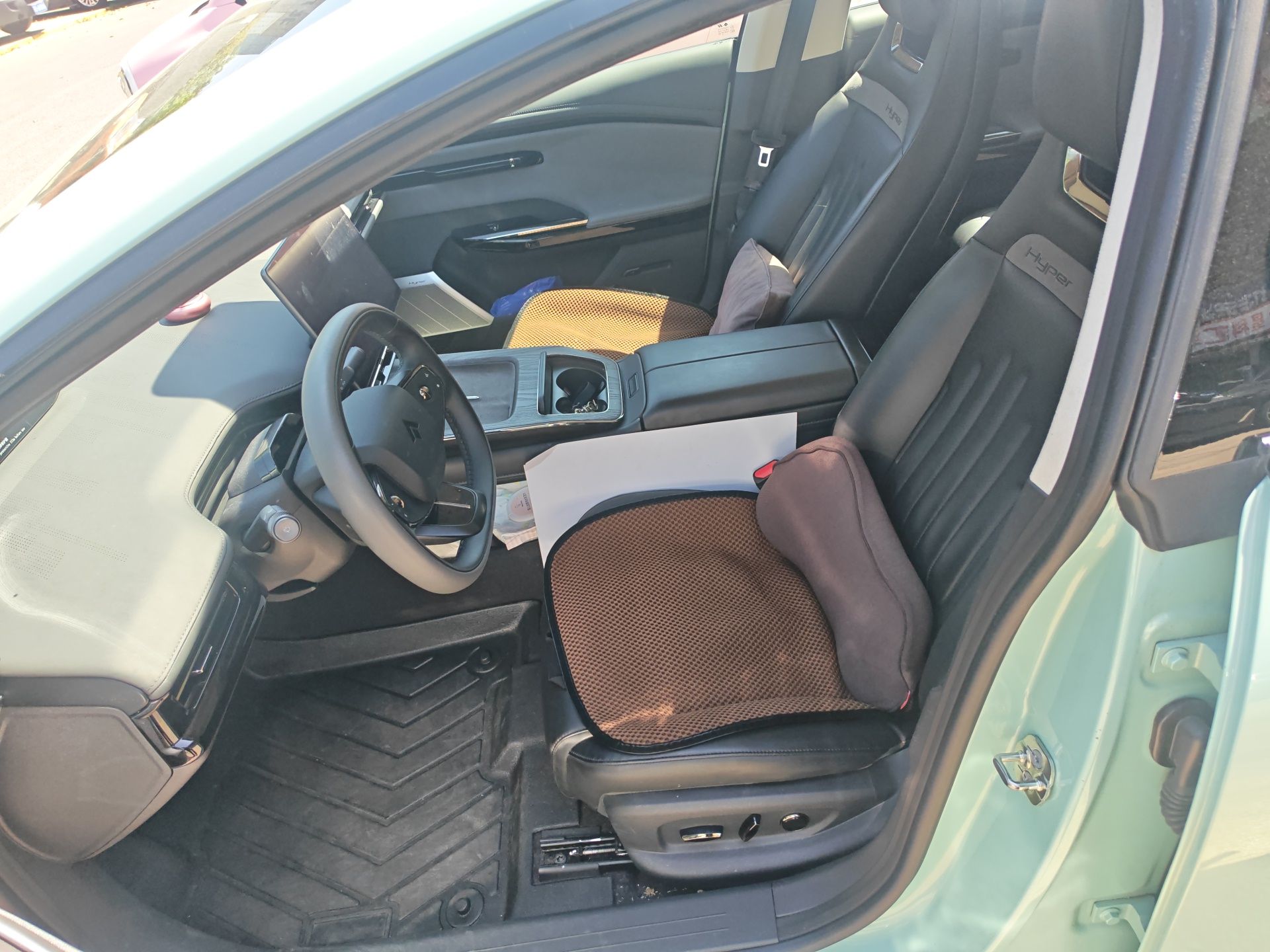 المقاعد الأمامية داخل السيارة