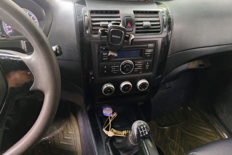 Used Foton Tunland 2017 2.8T E-Series Diesel Two-Wheel Drive Comfort Version with Low Cargo Bed and Long Cabin Meeting China V Emission Standards
