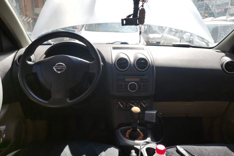 Used Nissan Qashqai 2012 2.0 XL Fire 6MT 2WD Center Console