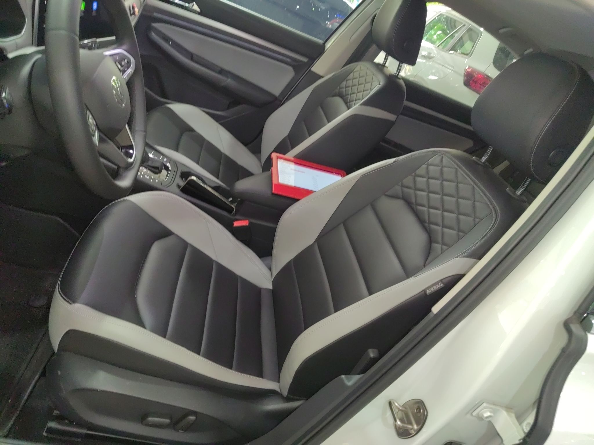 المقاعد الأمامية داخل السيارة