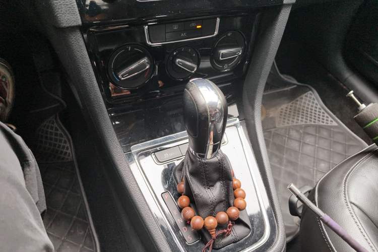 Used Volkswagen Bora 2013 1.6L Automatic Comfort Model Gear Lever