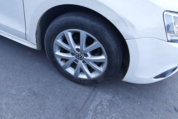 Used Volkswagen Sagitar 2012 1.6L Automatic Comfort Edition Right Front Wheel Hub