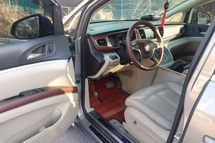 Used Buick GL8 2018 28T Luxury Model China VI Standard Driver Seat