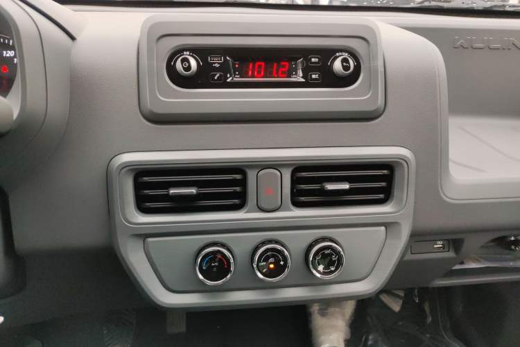 Used Wuling Yangguang 2024 300KM Comfort Version Passenger Van 75kW
