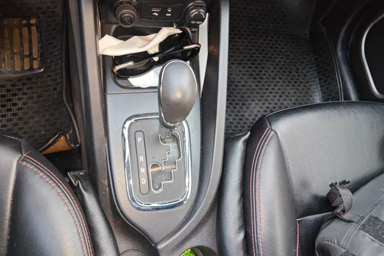 Used CHANGAN CS35 2012 1.6L Automatic Luxury Version China IV Standard Gear Lever