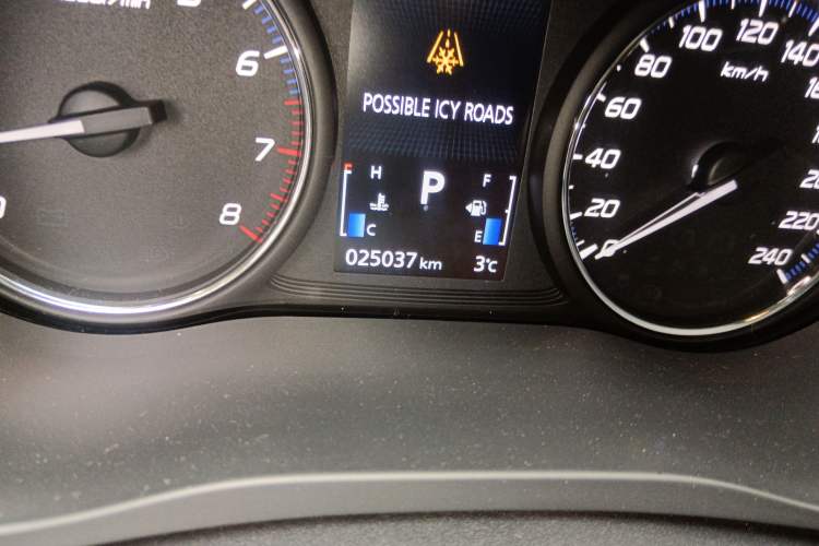 Used Mitsubishi Outlander 2018 2.4L 4x4 Prestige Edition 7 Seats Odometer Close Up