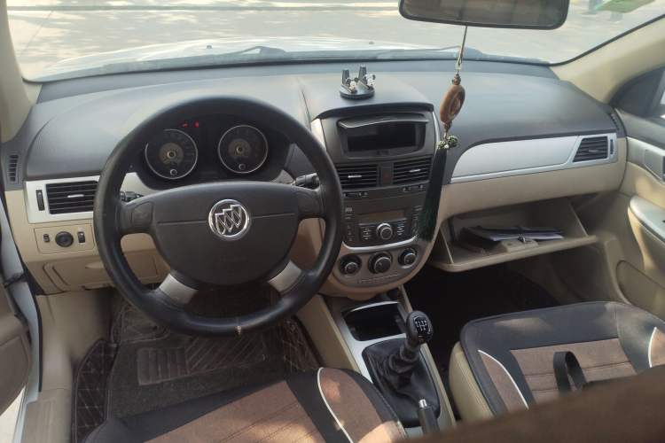 Used Buick Excelle 2013 1.5L Manual Classic Model Center Console