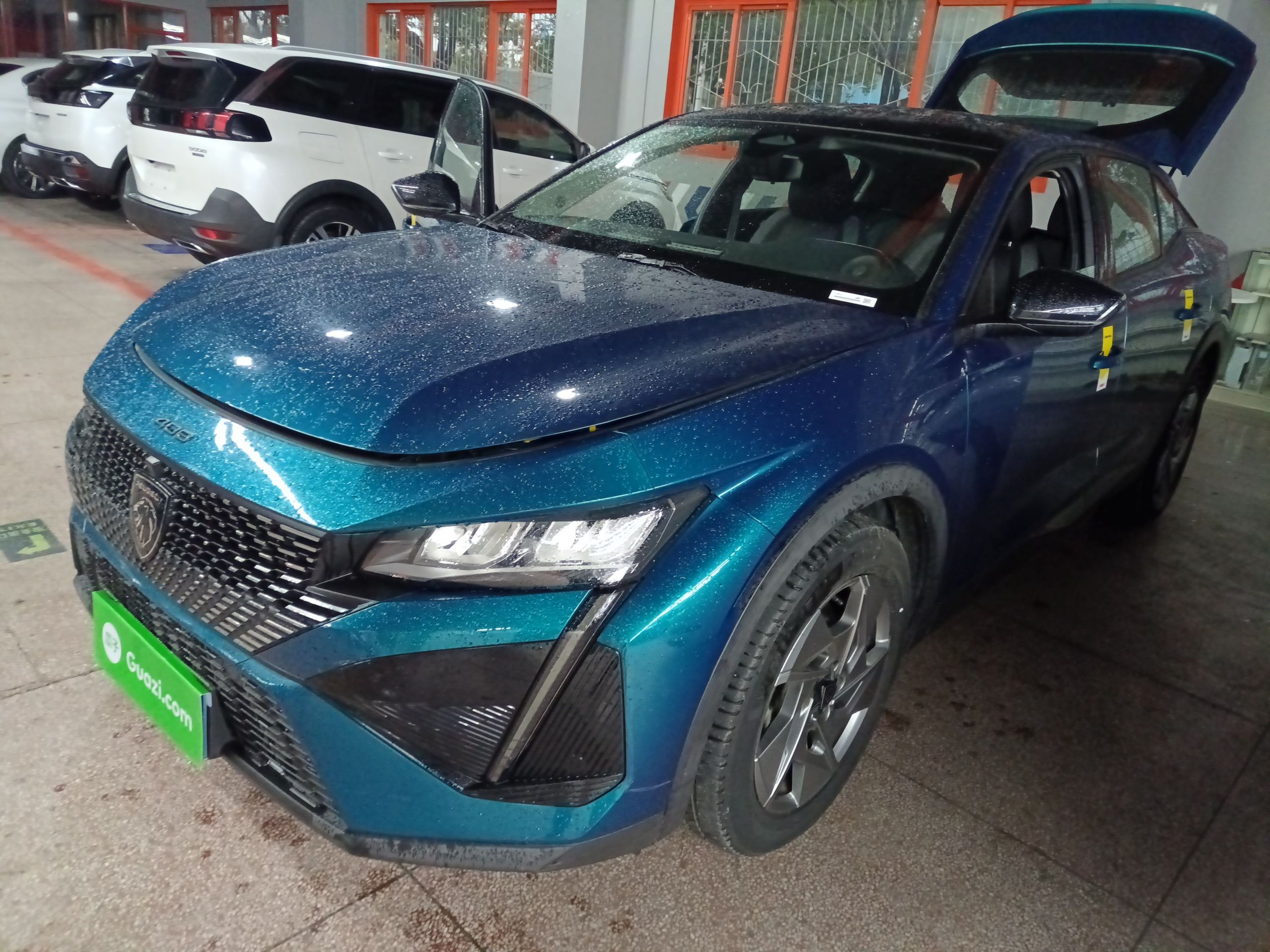 تحت مقدمة السيارة