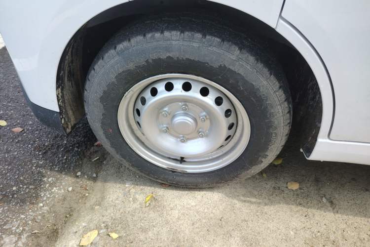 Used Wuling Yangguang 2024 300KM Comfort Version Passenger Van 75kW