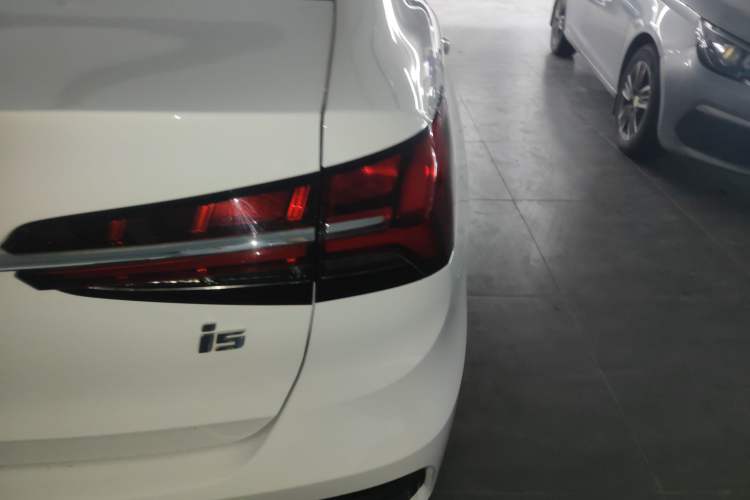 Used Roewe i5 2021 Revised Version 1.5L CVT Diamond Edition Right Rear Taillight