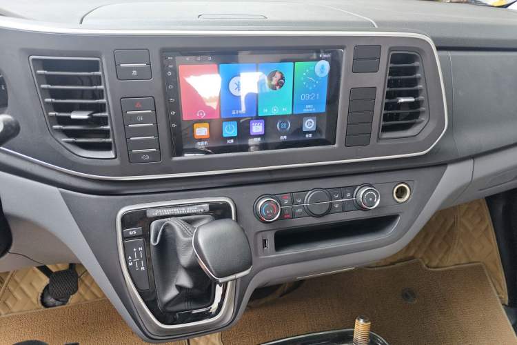 Used SAIC MAXUS Xintu V80 2024 Aotong Value Edition 6AMT Short Wheelbase Ultra-Low Roof 127 Ps 5/6 Seats Audio And AC Panel