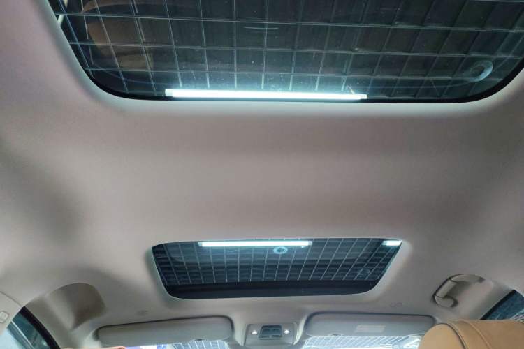 Used Denza D9 2022 DM-i 1040 Prestige Model
