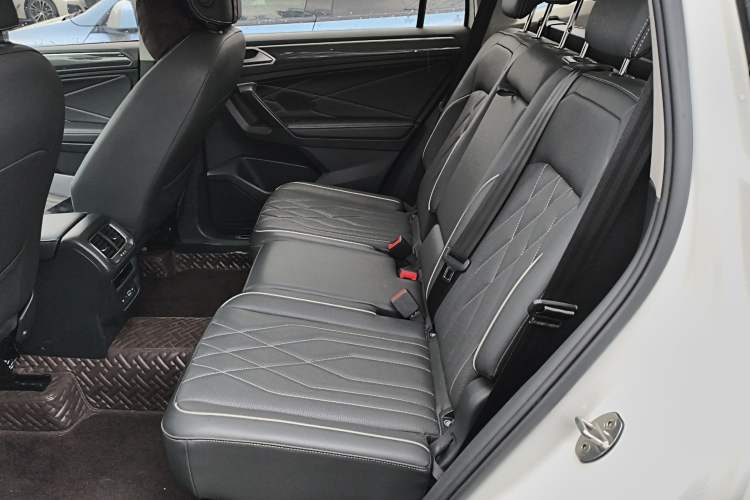 Used Volkswagen Tiguan L 2022 330TSI Automatic Two-Wheel Drive R-Line Enhanced Edition Left Rear Seat