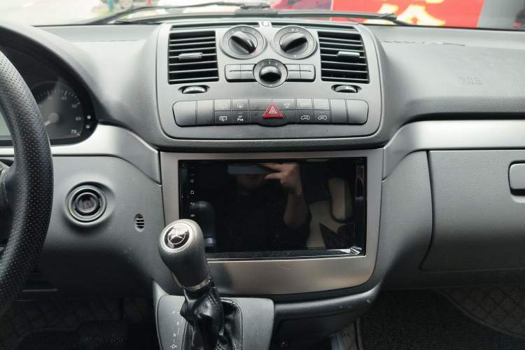 Used Mercedes-Benz Vito 2011 2.5L 7-seater executive version Audio And AC Panel